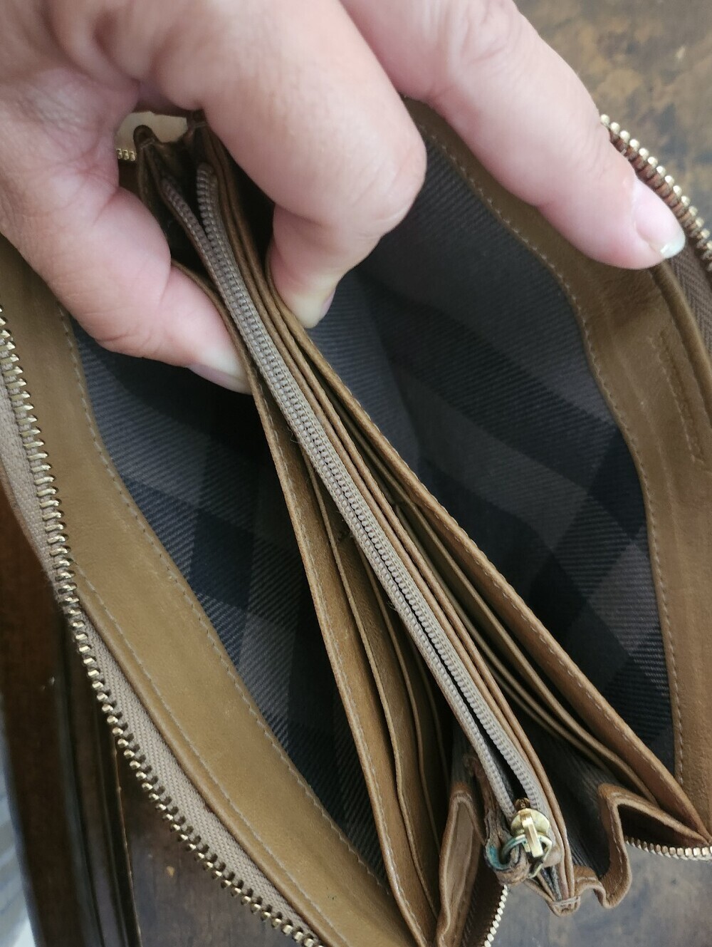 Burberry zip around leather wallet - Picture 6 of 8